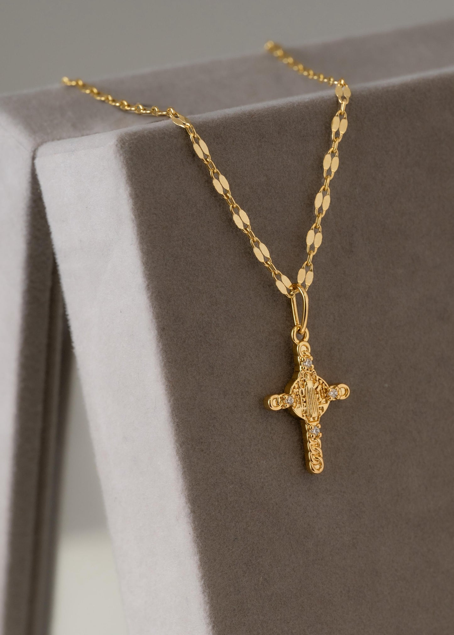 Cadena espejo cuadrada 65cm + dije cruz san Benito 2cms