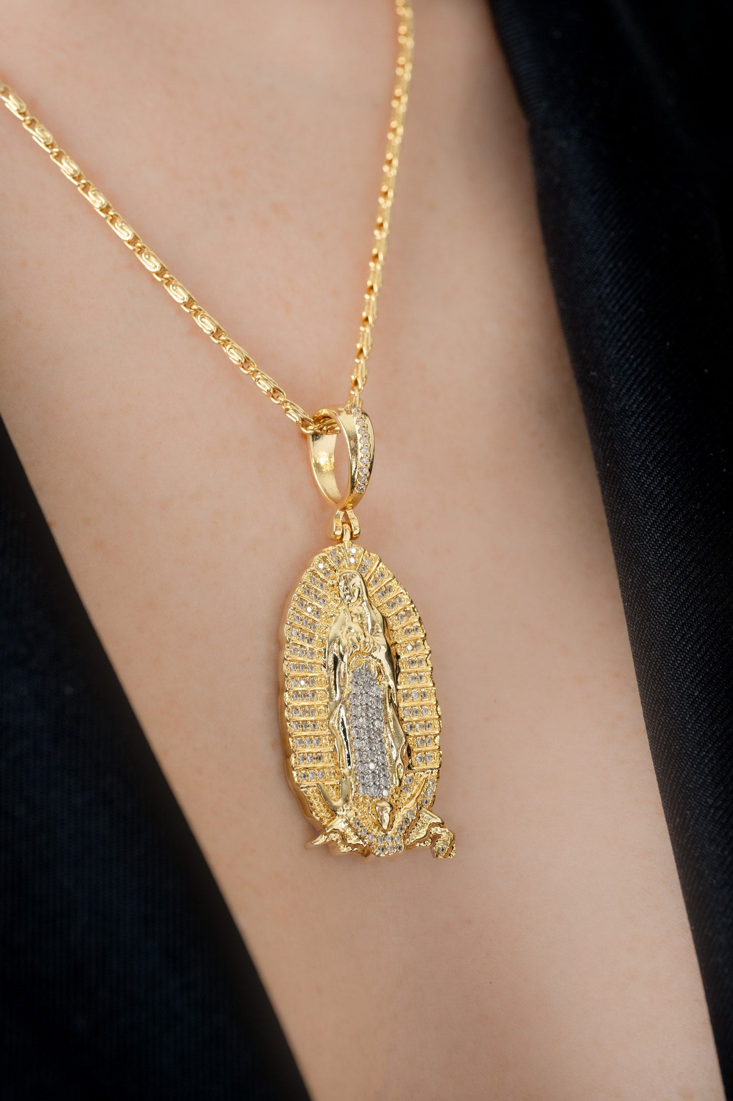 Cadena Caracol Gruesa (45cms) + Dije Nuestra Señora de Guadalupe Circonias