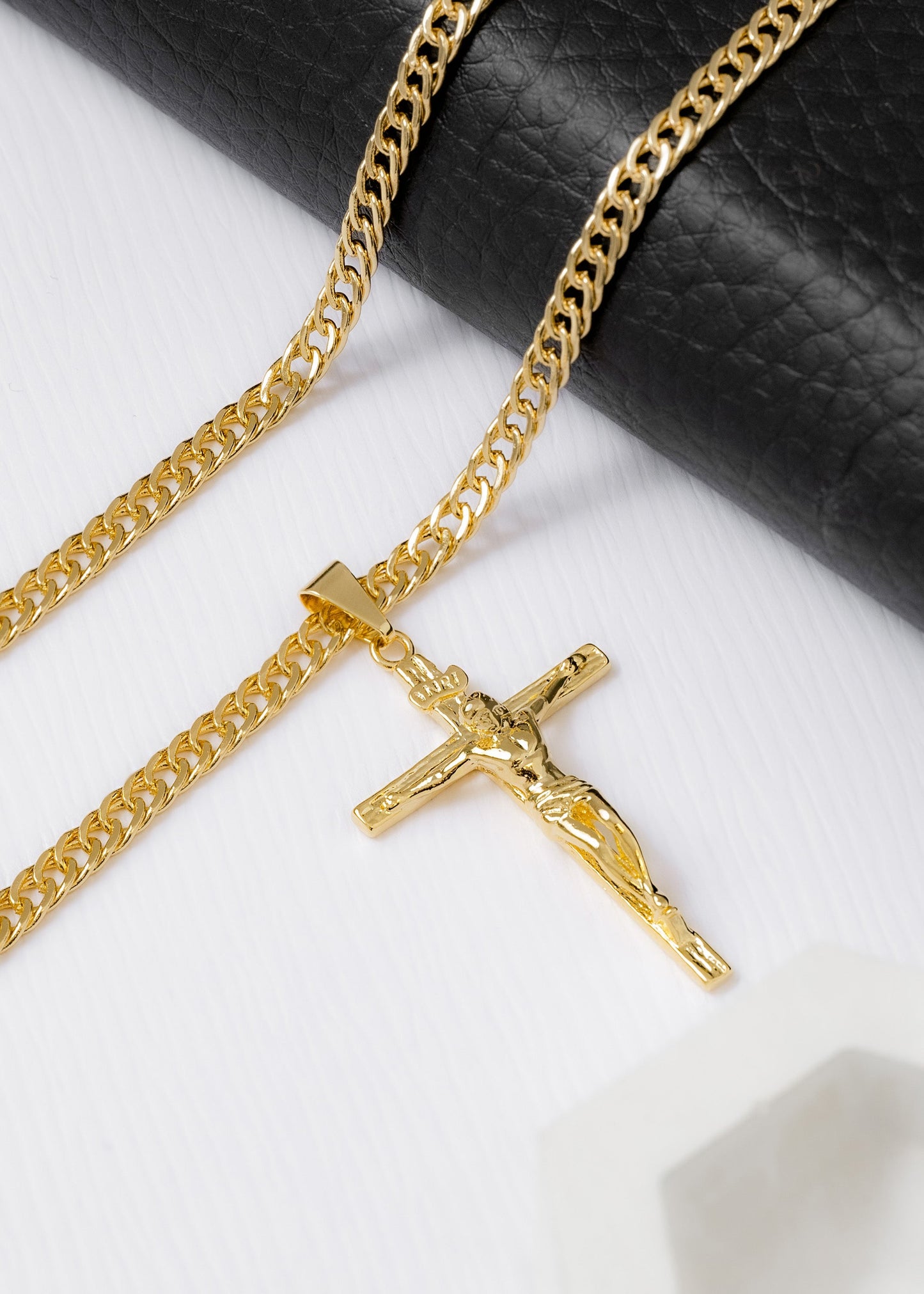 Cadena Continua 4mm (65cm) + Dije Madero grande