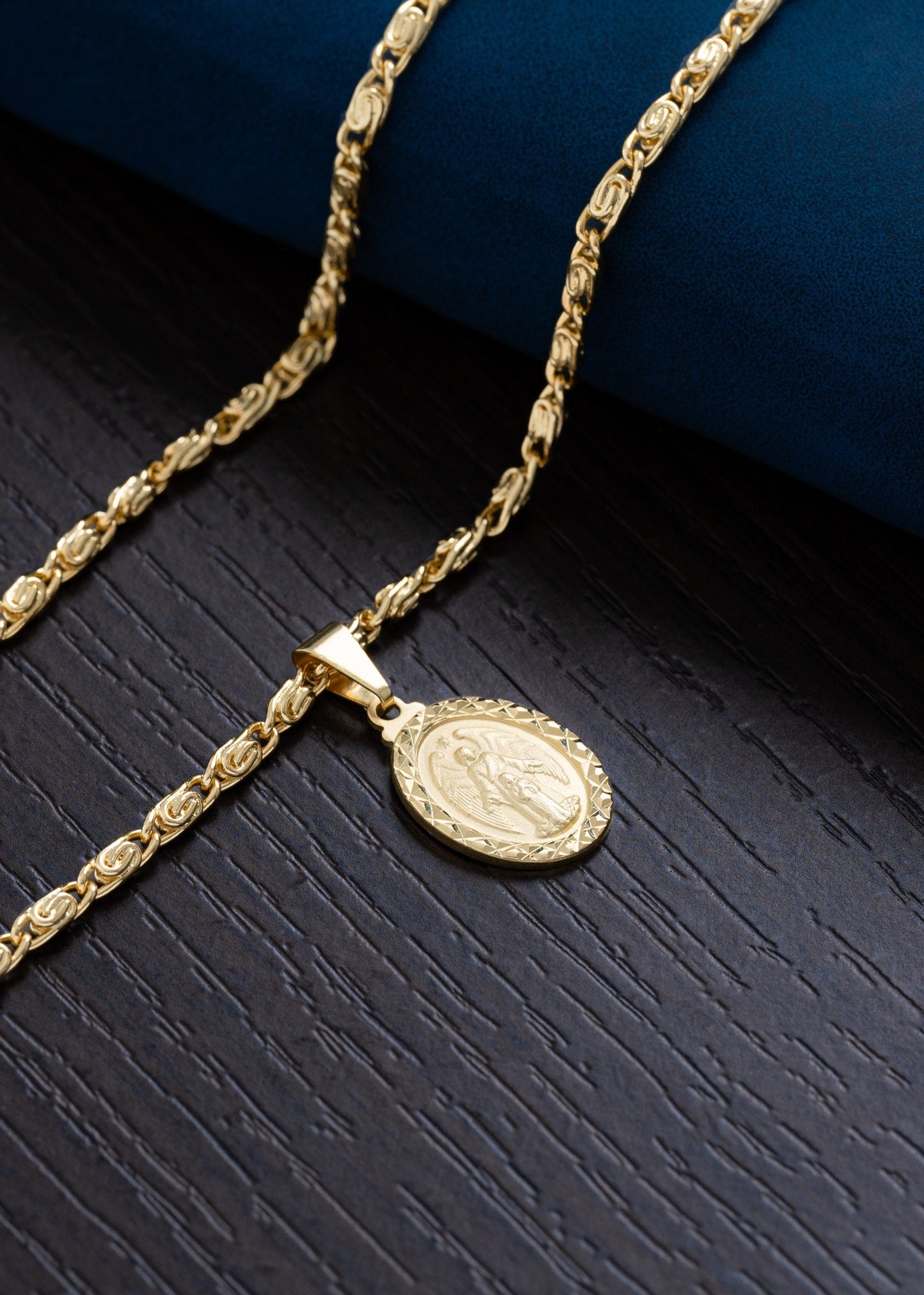 Cadena Caracol Gruesa (65cms) + Dije Angel Custodio