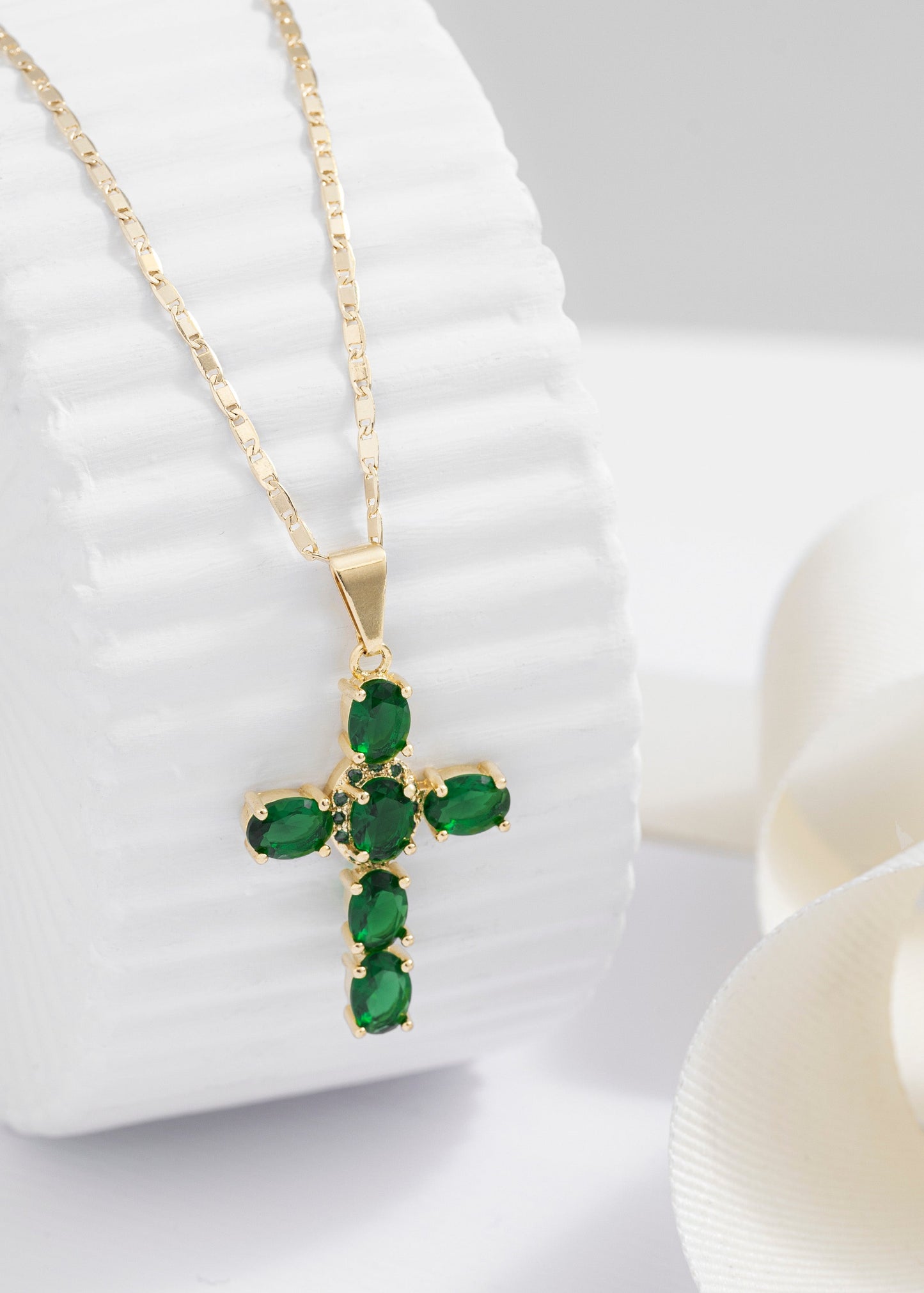 Cadena escalera delgada plana lisa 65cm + Dije Green Brightness