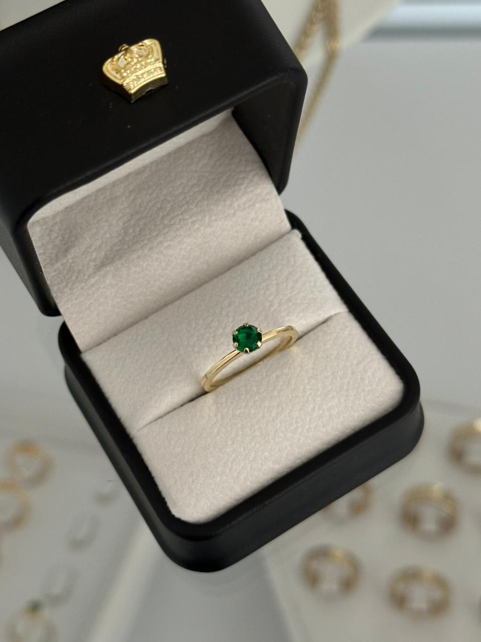 Anillo solitario piedra verde.