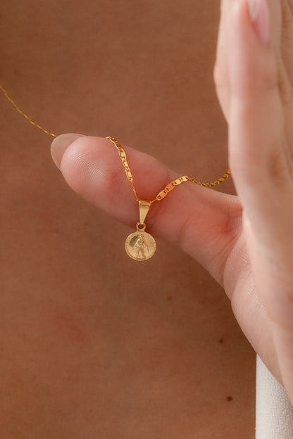 Cadena escalera delgada plana lisa 45cms + Dije Virgen Milagrosa Red