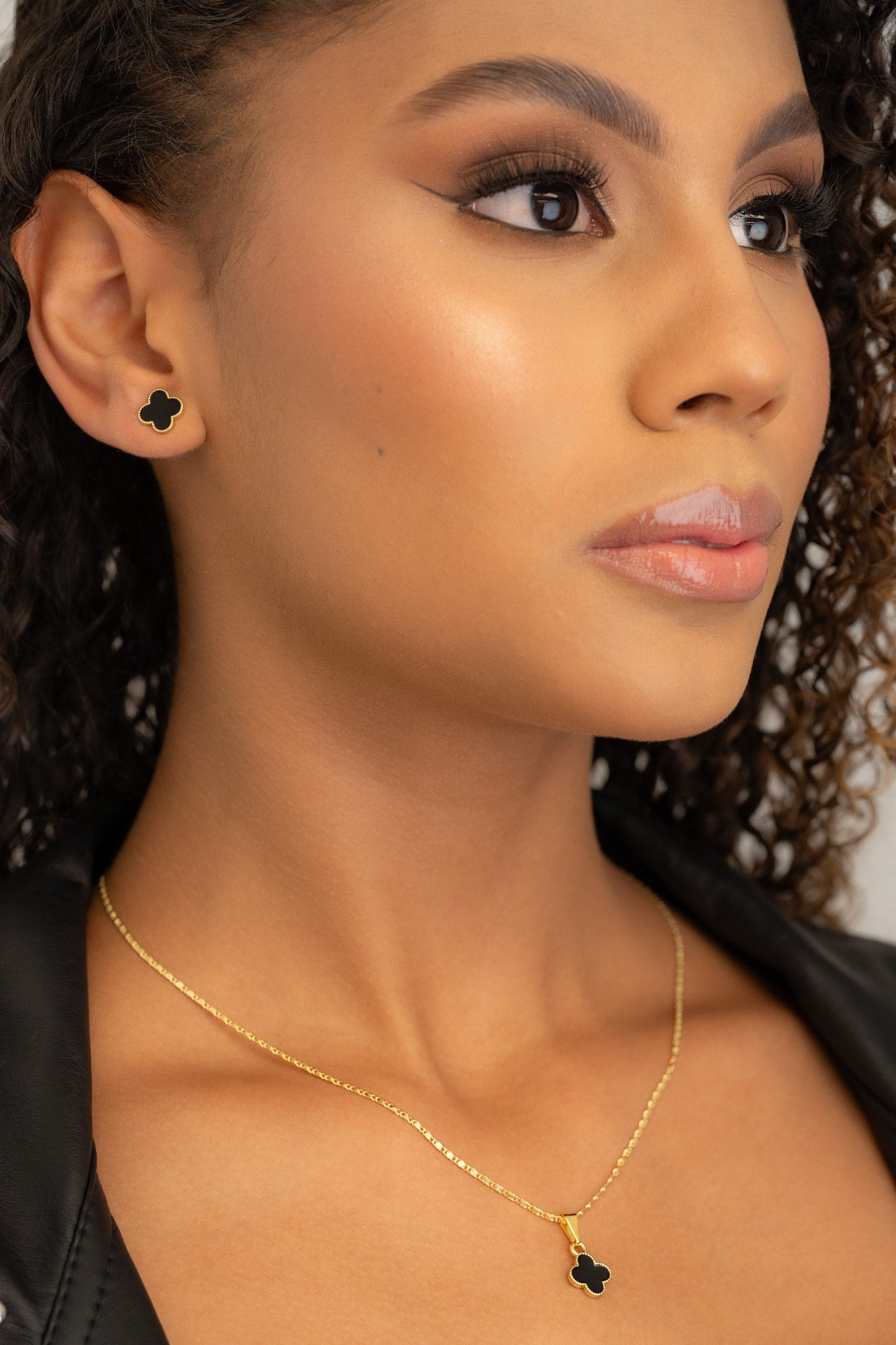 Conjunto Clover Negro 1cms (Topos + Dije)