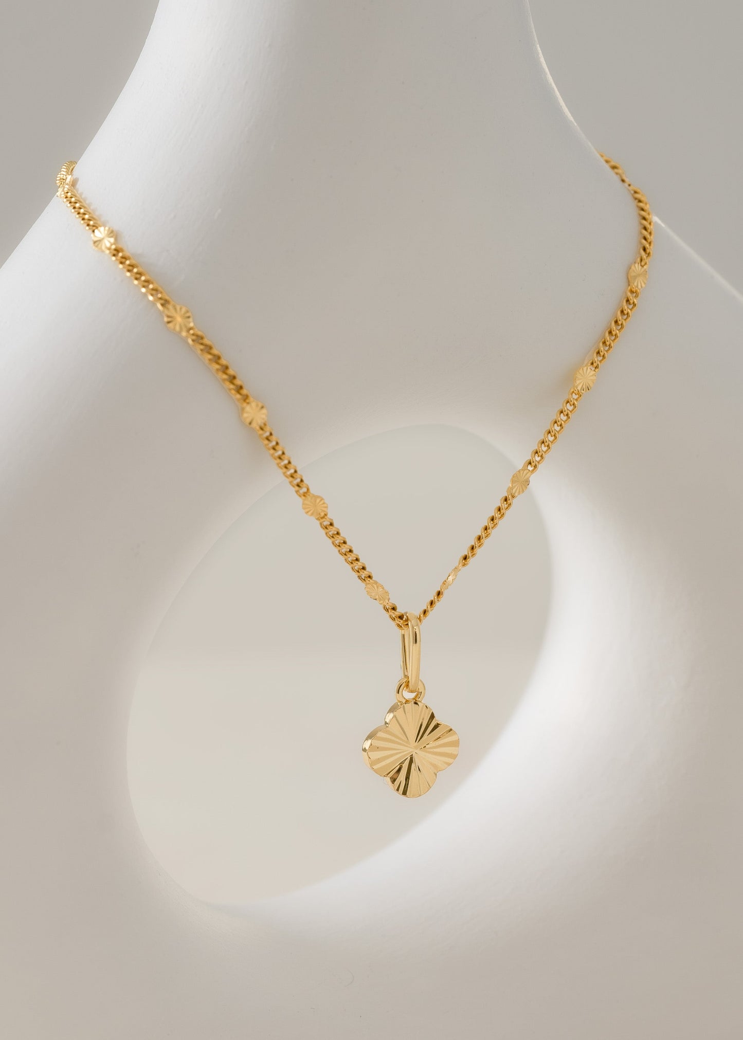 Cadena Cubana con Destellos Punteras 45 Cms + Dije Clover Sol