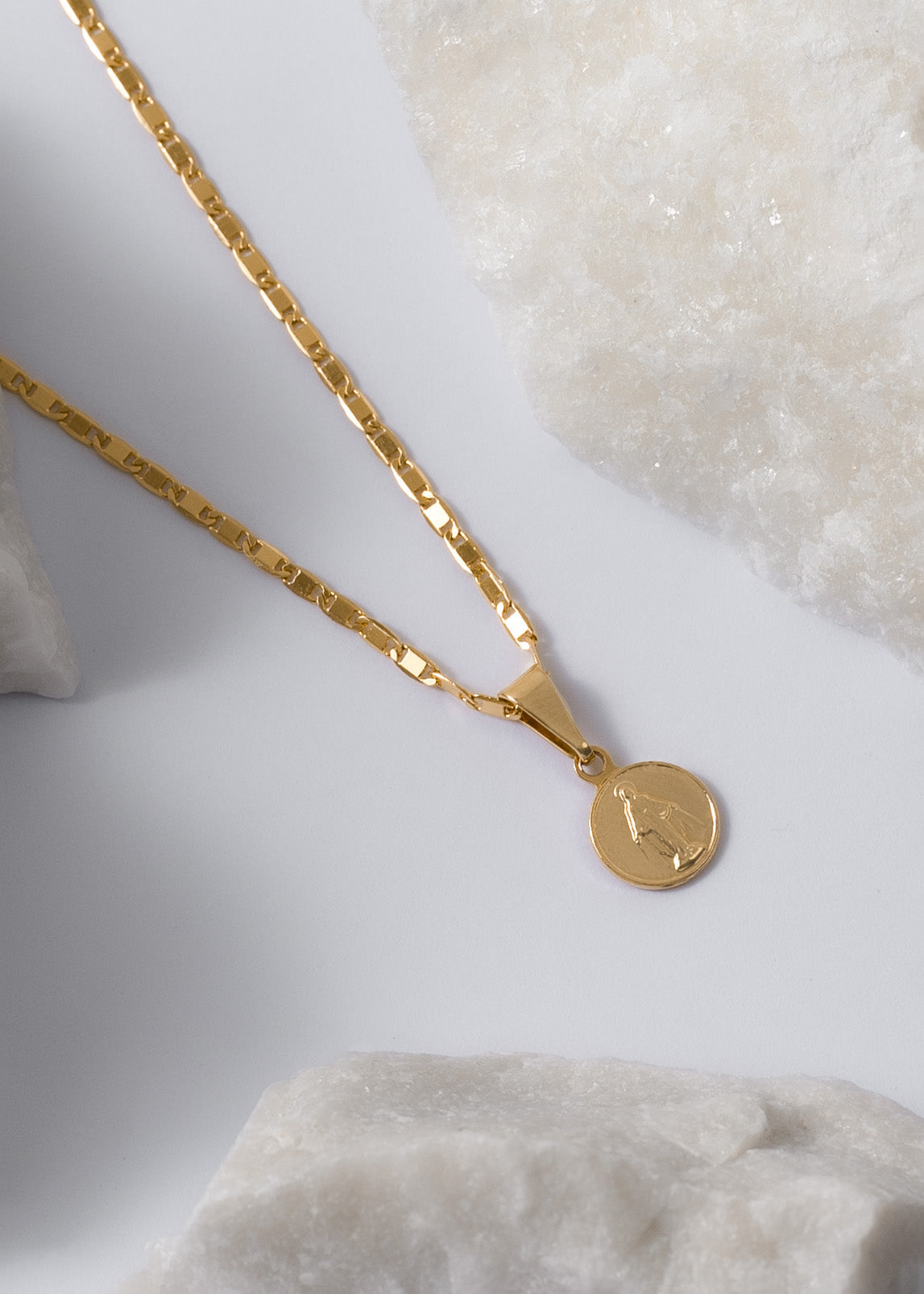 Cadena escalera delgada plana lisa 45cms + Dije Virgen Milagrosa Red