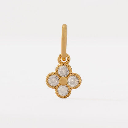 Dije clover motif