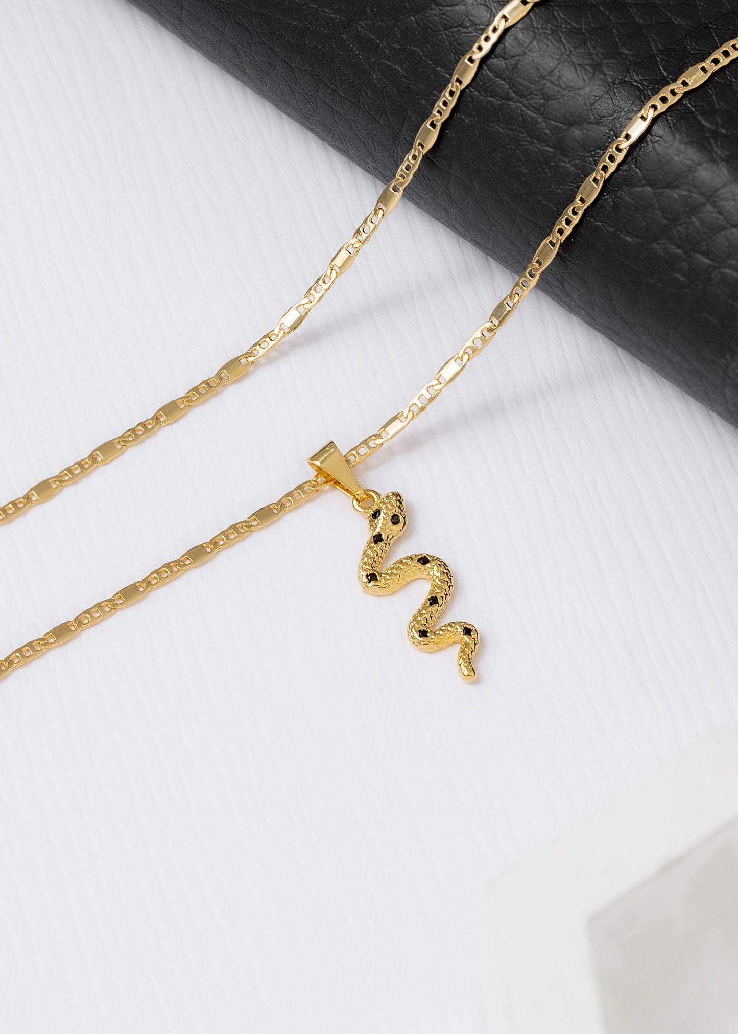 Cadena Escalera y Plana 65cms +  Dije Serpiente Negra