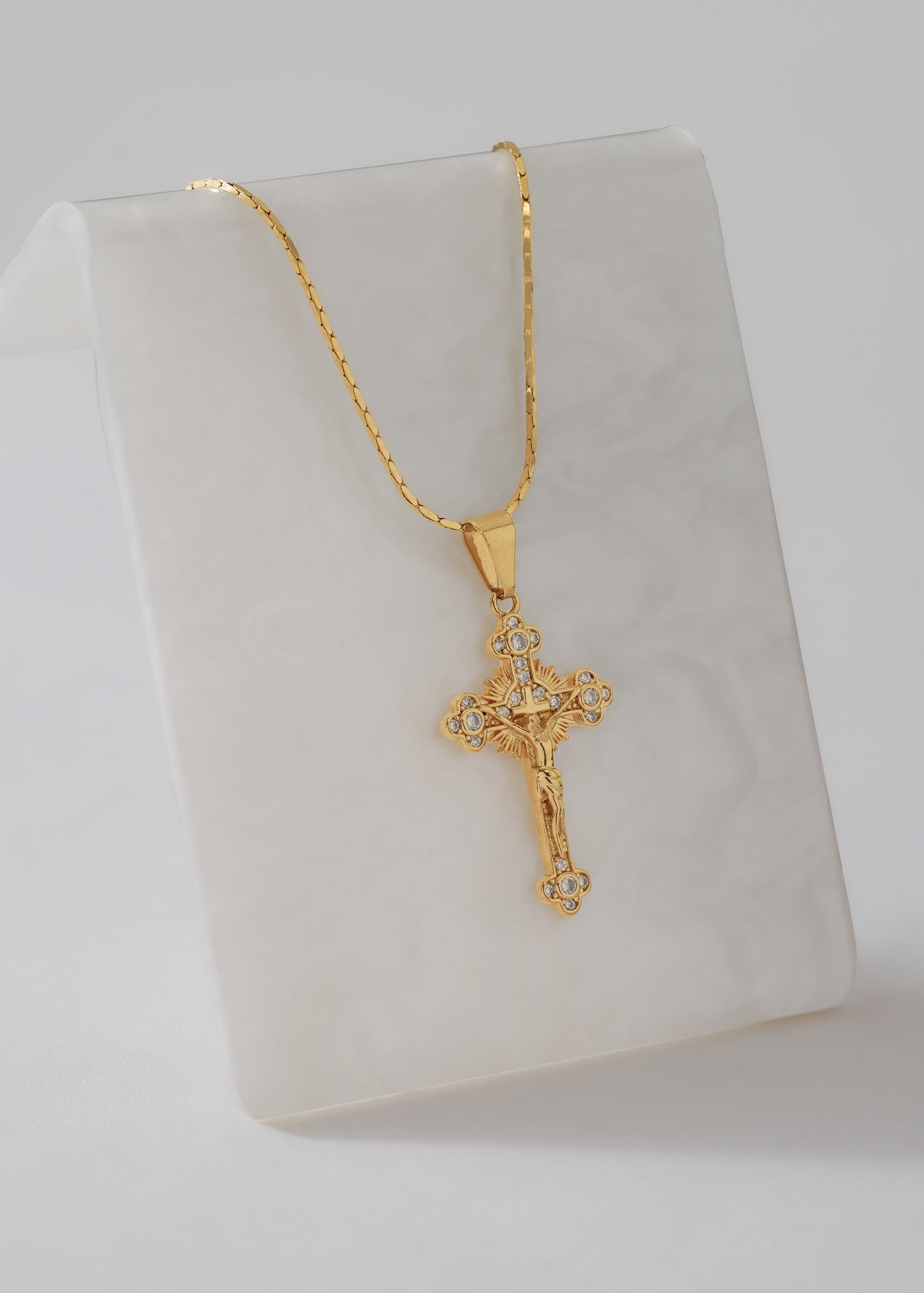 Cadena Serpiente 4 mm 65 Cms + Dije cruz cristo circonias 4cms