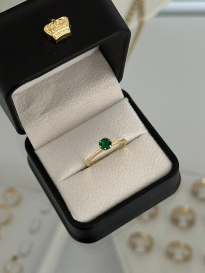 Anillo solitario piedra verde.