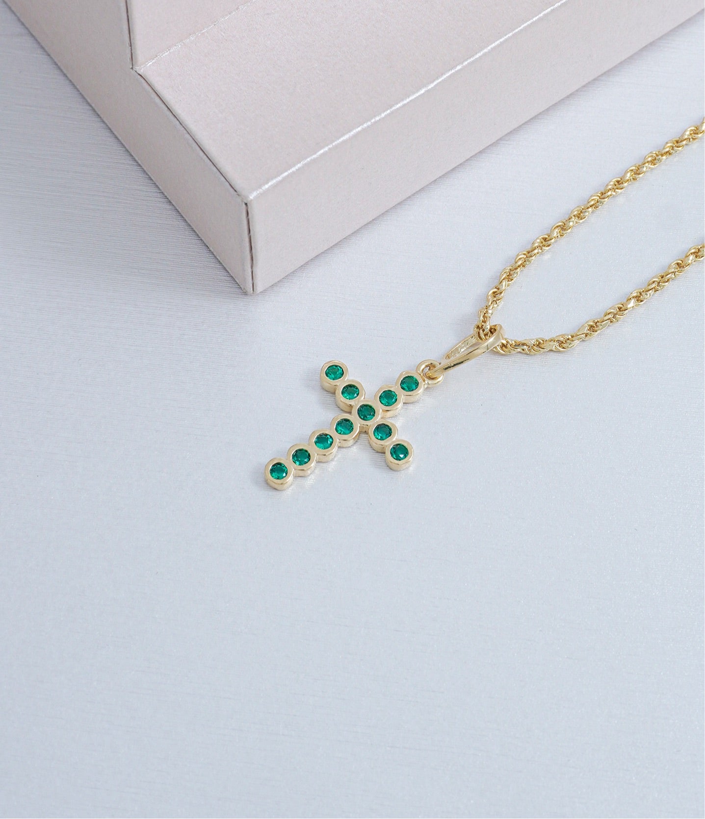 Dije Cruz mini swarovski verde